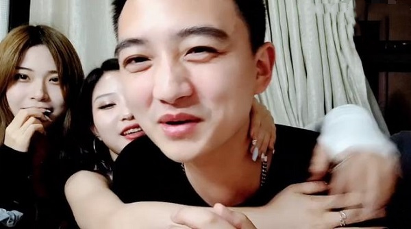 斗鱼户外大舅哥直播间按摩被超管拿下！只因叫声太销魂？