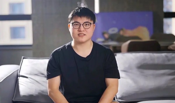 UZI发动态与女友官宣领证