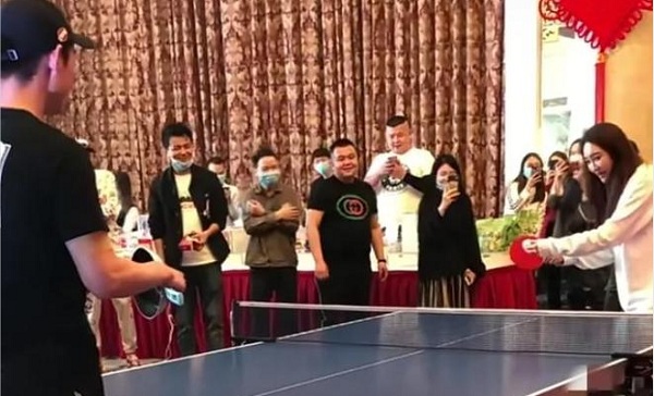 网红二驴花重金请来张继科打乒乓