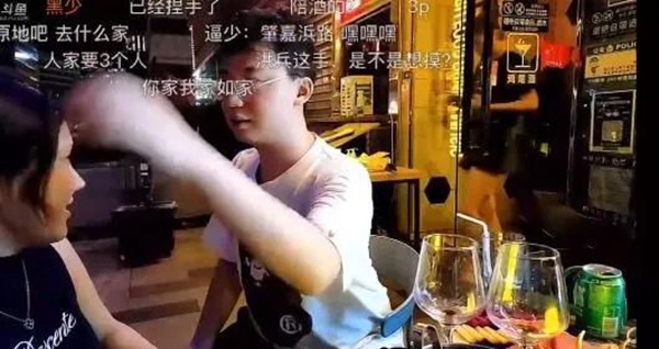 洪斌酒后疑似对同行妹子动手
