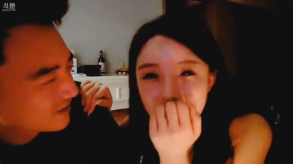 斗鱼大舅哥与珂珂暧昧互动背着摄像头发出奇怪声音遭短暂封禁