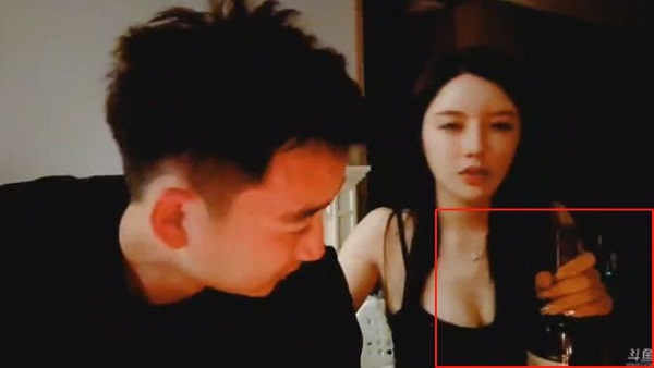 斗鱼大舅哥与女嘉宾掉转镜头并发出“奇怪声音”