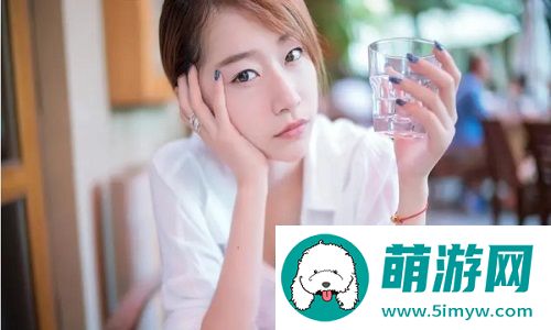 父亲有力挺送女儿的花园